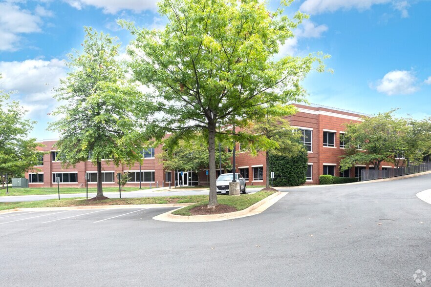 More Photos Of 4530 Walney Rd, Chantilly Office For Lease