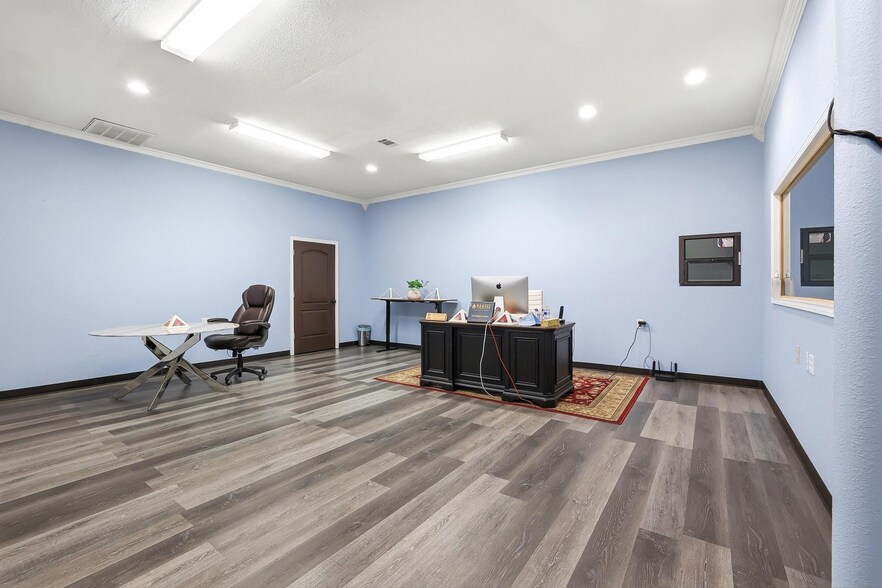More Photos Of 3301 S State Highway 121, Bonham Showroom For Sale