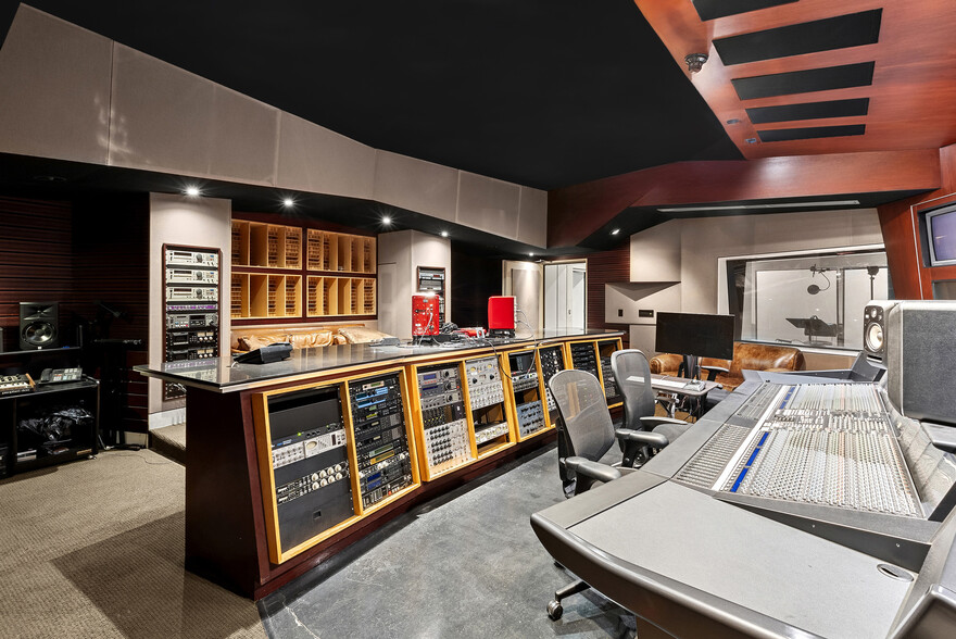Primary Photo Of 751 N Highland Ave, Los Angeles Loft Creative Space For Sale