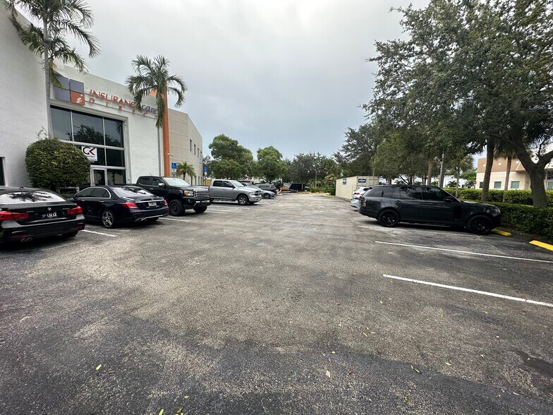 More Photos Of 1002 E Newport Center Dr, Deerfield Beach Flex For Lease