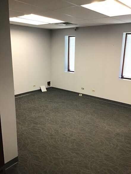 More Photos Of 435 W 194th St, Glenwood Manufacturing For Lease