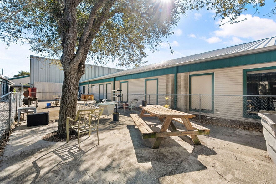 More Photos Of 2120 Collier Ave, Fort Myers Unknown For Lease