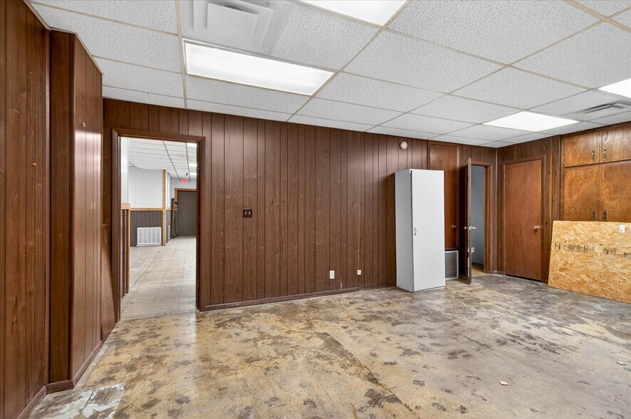 More Photos Of 121 N Maple St, Nowata Storefront For Sale