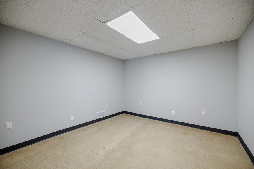 More Photos Of 21034 Chippendale Ave W, Farmington Industrial For Lease