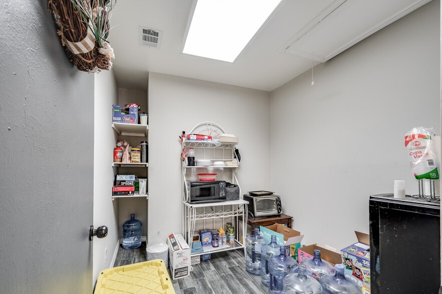 More Photos Of 17717 Highway 59 N, Humble Auto Repair For Sale