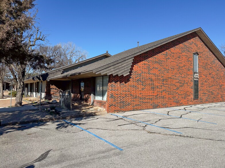 More Photos Of 2411 Heritage Trl, Enid Office For Sale
