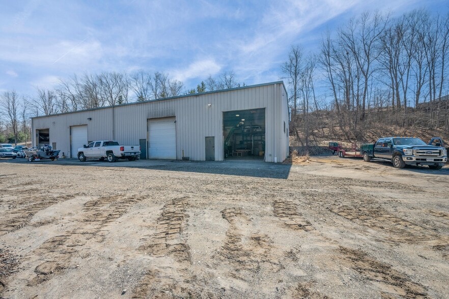 Primary Photo Of 8 Dunham Dr, New Fairfield Warehouse For Lease