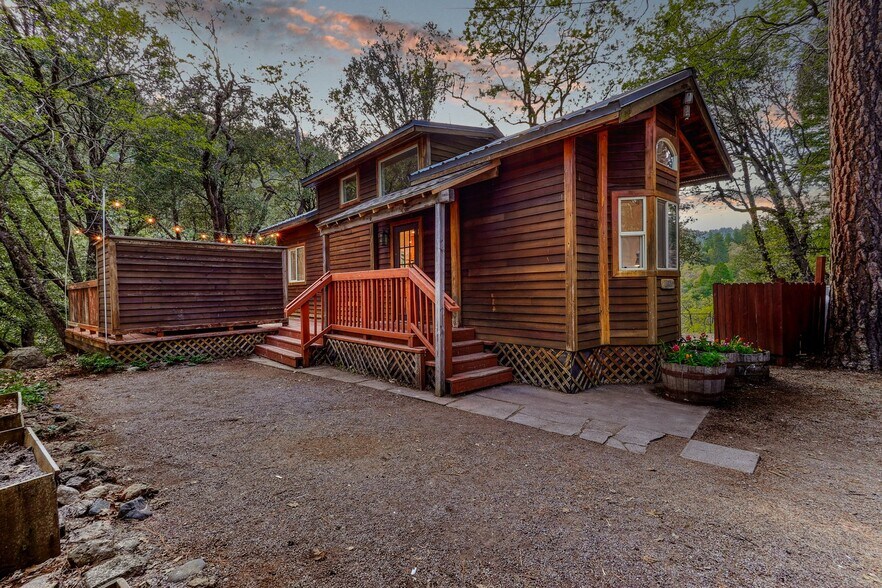 Primary Photo Of 4727 Dunsmuir Ave, Dunsmuir Hotel For Sale