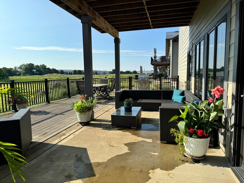 More Photos Of 2108-2260 Ferry Rd, Naperville Showroom For Sale