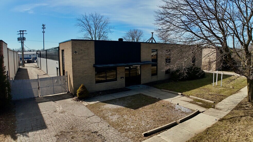 More Photos Of 32537 Parklane Ave, Garden City Manufacturing For Lease