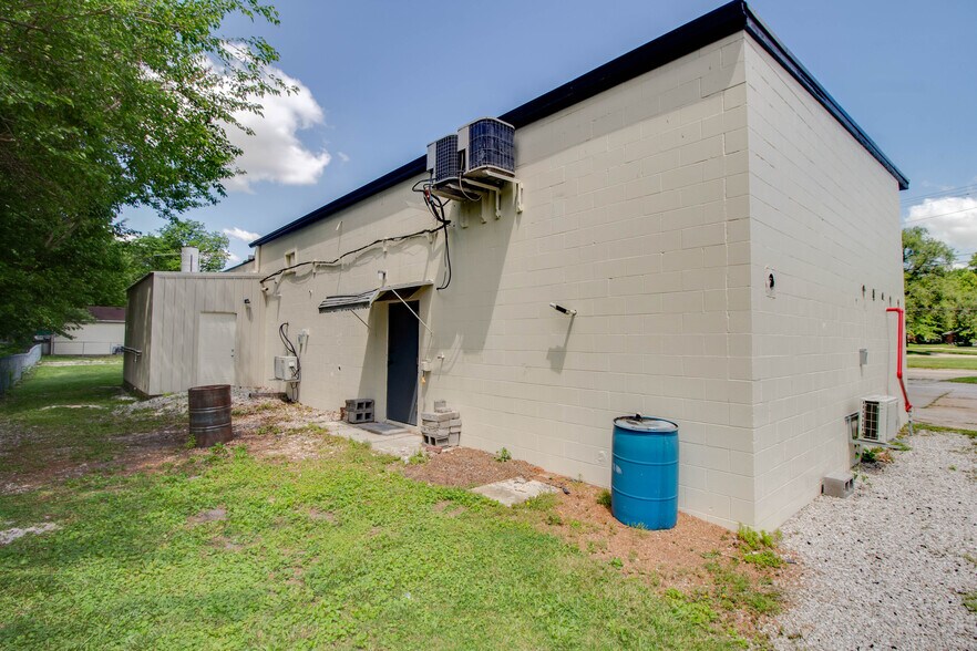 More Photos Of 406 W Carpenter St, Jerseyville Flex For Sale