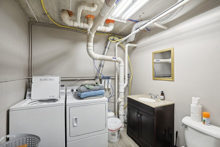 More Photos Of 101 Jones St, Barneveld General Retail For Sale