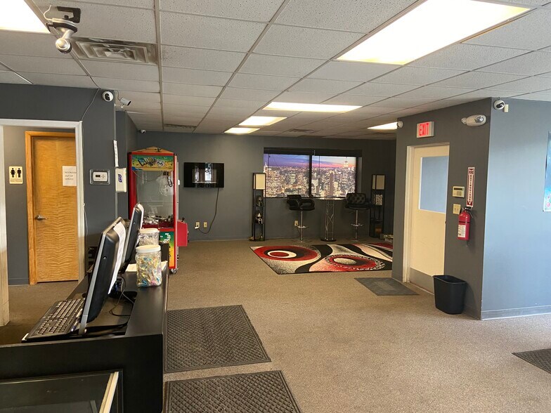 More Photos Of 1565 Kenmore Ave, Kenmore Showroom For Lease