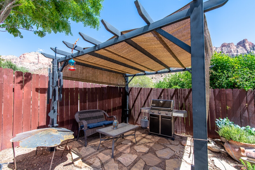 More Photos Of 29 Canyon View Dr, Springdale Hospitality For Sale