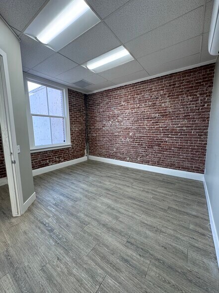 More Photos Of 138-142 S K St, Tulare Storefront Retail Office For Lease