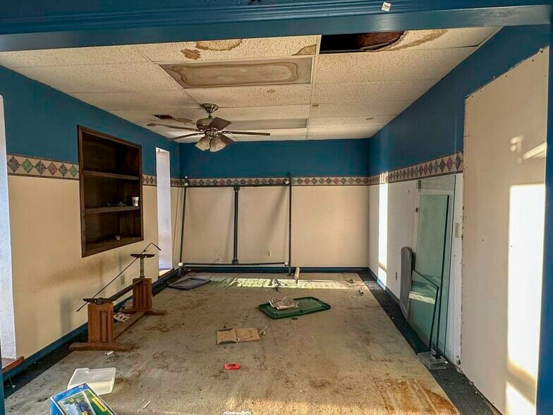 More Photos Of 17201 S Highway 81, Bison Warehouse For Sale