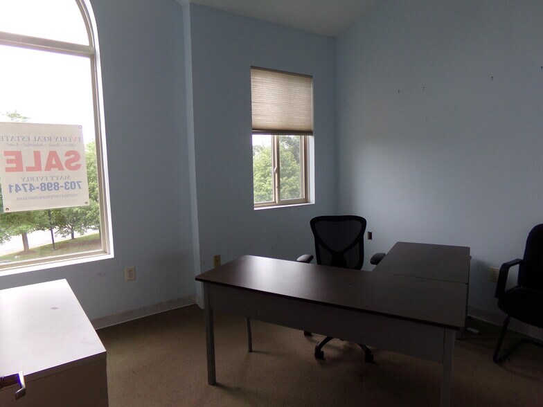 More Photos Of 22648 Glenn Dr, Sterling Office For Lease