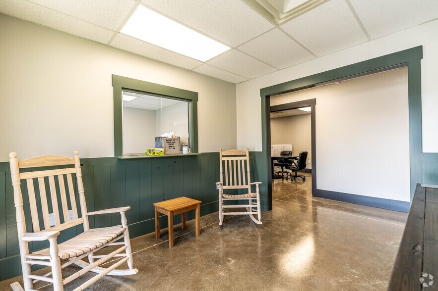 More Photos Of 4669 Mount Sharon Rd, Greenbrier Industrial For Lease