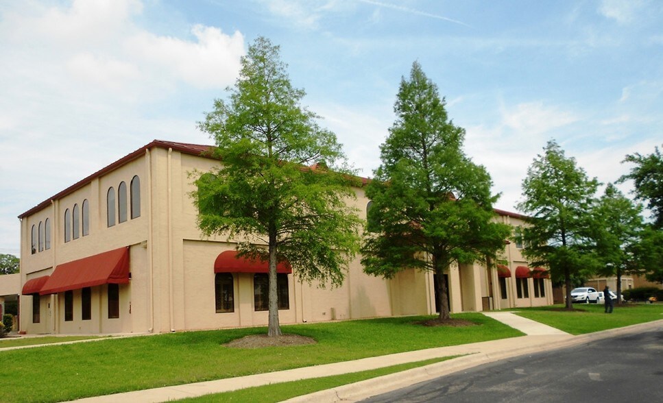 More Photos Of 12208 N MoPac Expy, Austin Bank For Lease