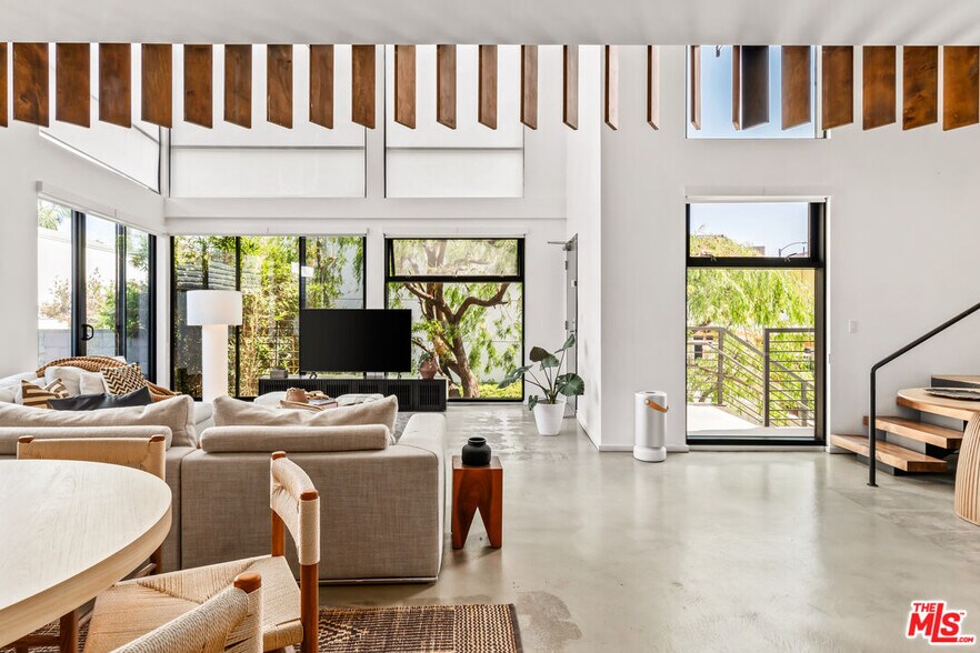 More Photos Of 700 Main St, Venice Office For Sale