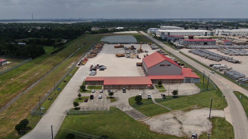 More Photos Of 6327 Thompson Rd, Baytown Truck Terminal For Lease