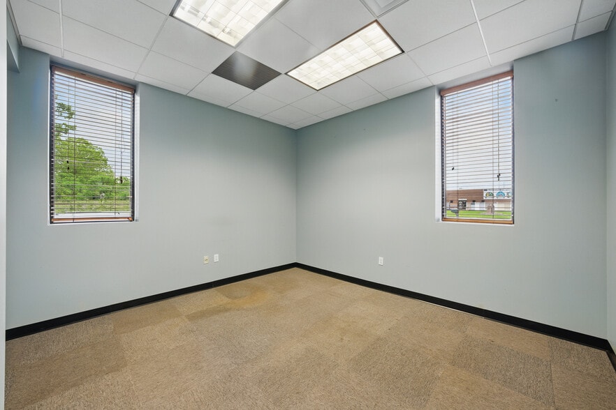 More Photos Of 9552 York Alpha Dr, North Royalton Service For Sale