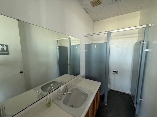 More Photos Of 1417 S Velasco St, Angleton Service For Sale