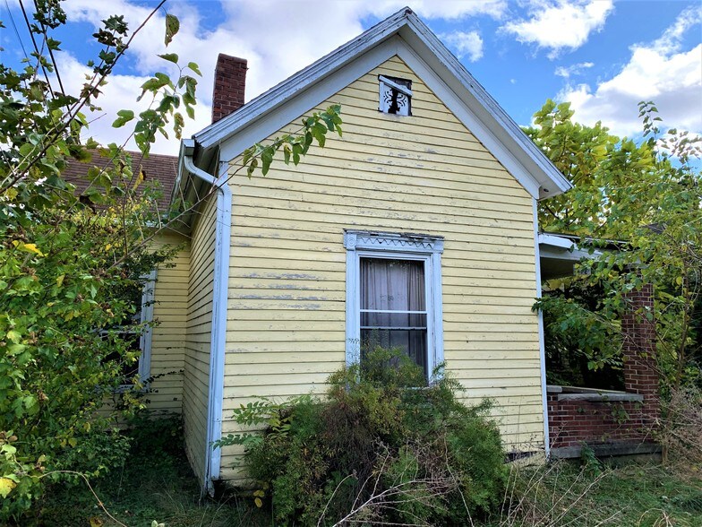 More Photos Of 917 Western Ave, Connersville Bar For Sale