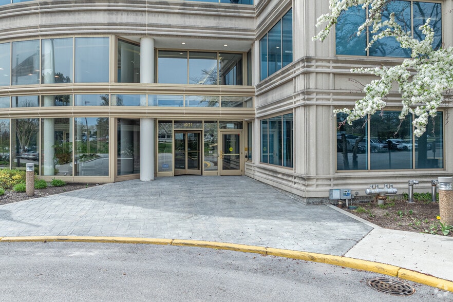 More Photos Of 601 Oakmont Ln, Westmont Office For Sale