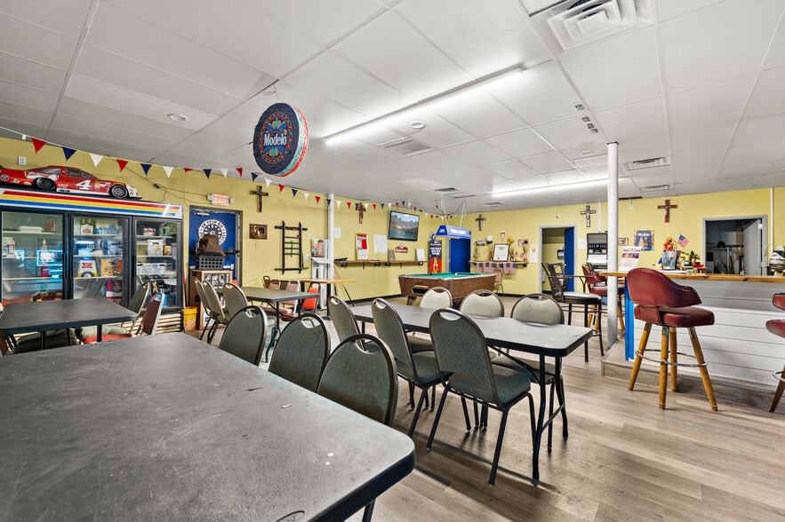 More Photos Of 2541 W Southcross Blvd, San Antonio General Retail For Lease