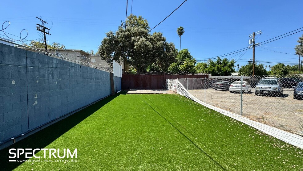 More Photos Of 7327-7329 Canoga Ave, Canoga Park Warehouse For Lease