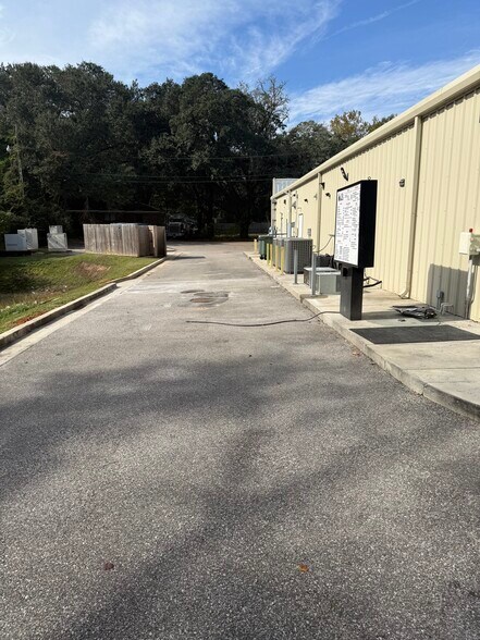 More Photos Of 5681 Nevius Rd, Mobile Restaurant For Lease