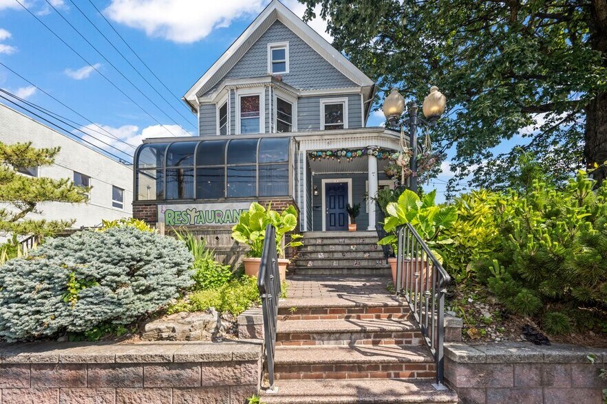 Primary Photo Of 585 Forest Ave, Staten Island Restaurant For Sale