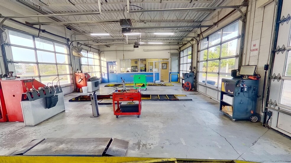 More Photos Of 2708 Trademark Dr, Wilmington Auto Repair For Sale