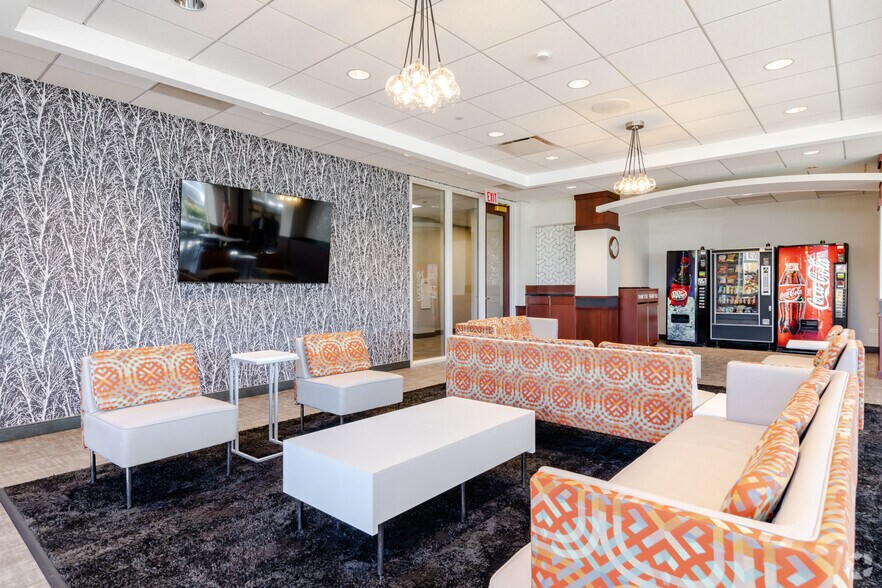 More Photos Of 1033 Skokie Blvd, Northbrook Unknown For Lease