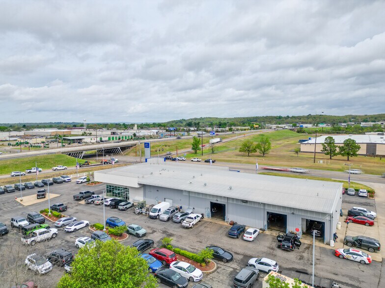 More Photos Of 3600 S Zero St, Fort Smith Flex For Sale