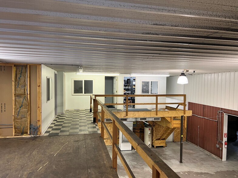 More Photos Of 616A-622 S Main St, Hebron Warehouse For Lease