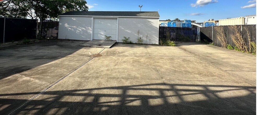 More Photos Of 77 Gazza Blvd, Farmingdale Showroom For Sale