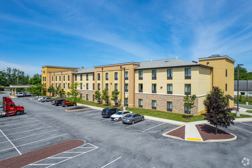 More Photos Of 77 Shady Ln, Carlisle Hotel For Sale