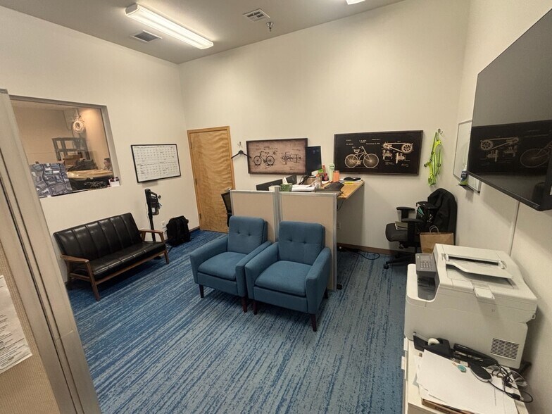 More Photos Of 63056 NE Lower Meadow Dr, Bend Light Distribution For Lease