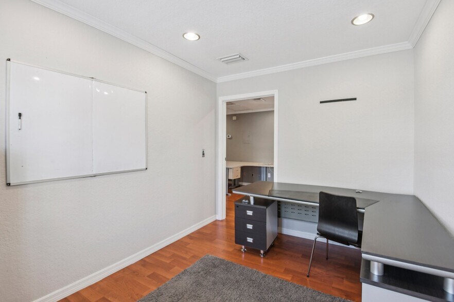 More Photos Of 4868 W Gandy Blvd, Tampa Office For Sale