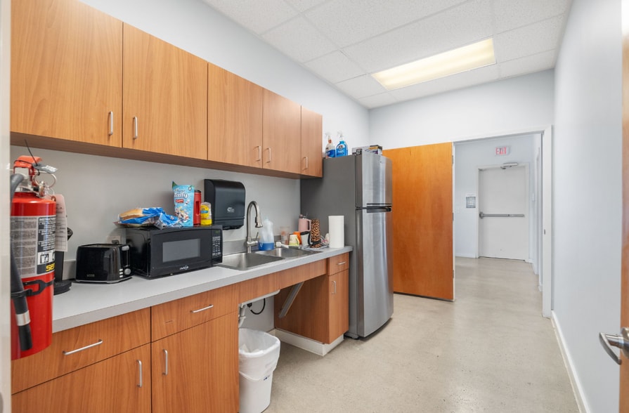 More Photos Of 3251 Harry Wurzbach Rd, San Antonio Medical For Sale