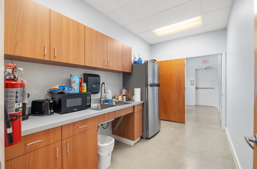 More Photos Of 3251 Harry Wurzbach Rd, San Antonio Medical For Lease