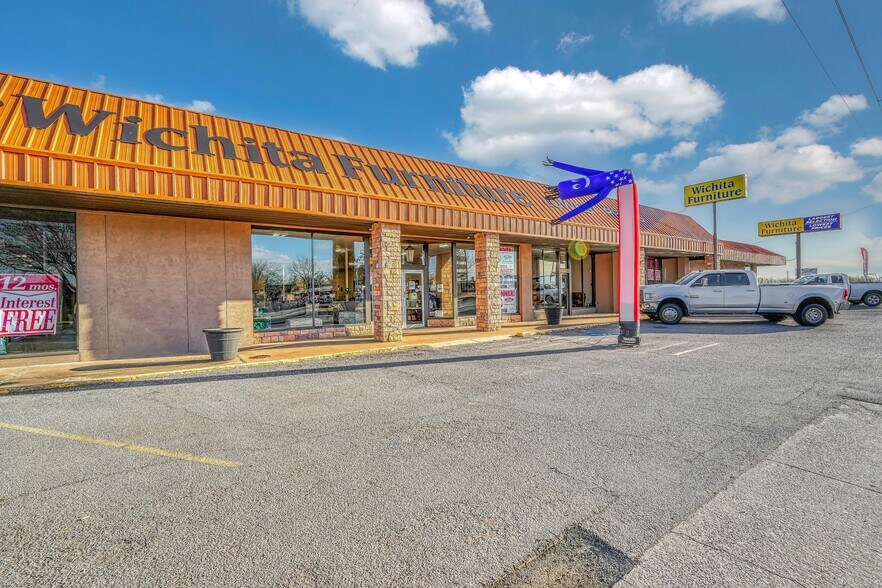 More Photos Of 1127 NW Cache Rd, Lawton General Retail For Sale