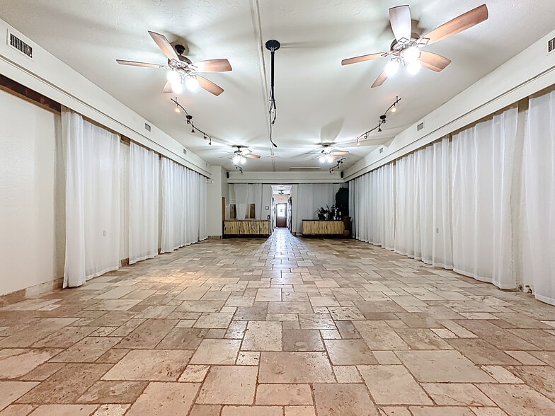 More Photos Of 1001 Manatee Ave, Bradenton Storefront Retail Office For Sale