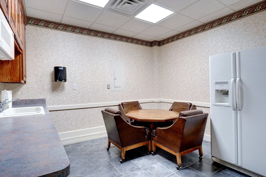 More Photos Of 1303 Northwest Hwy, Garland Medical For Lease