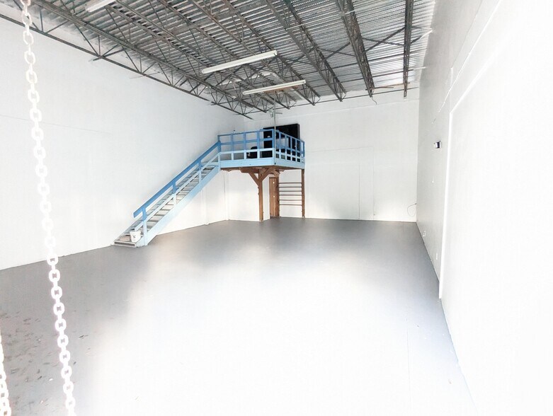 More Photos Of 845 Pop Tilton Pl, Jensen Beach Warehouse For Lease