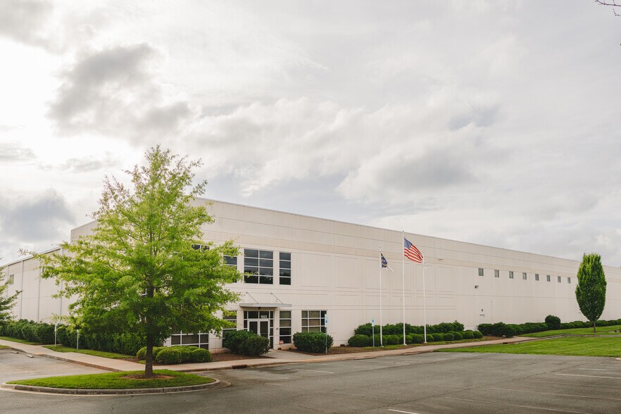 More Photos Of 1023 Corporate Park Dr, Mebane Warehouse For Lease