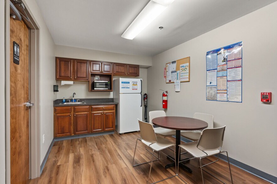 More Photos Of 1111 Glendale Blvd, Valparaiso Freestanding For Lease