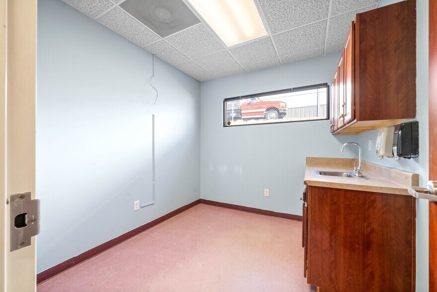 More Photos Of 215 8th St, Clarksville Medical For Lease
